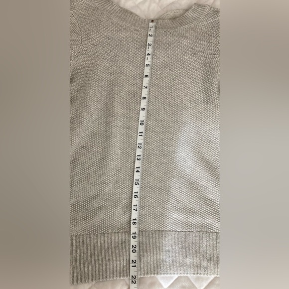 🆕 NWOT, Beacan Cove, Sweater w/ Criss-Cross Back Detail, Light Grey, Size Small - Picture 4 of 4